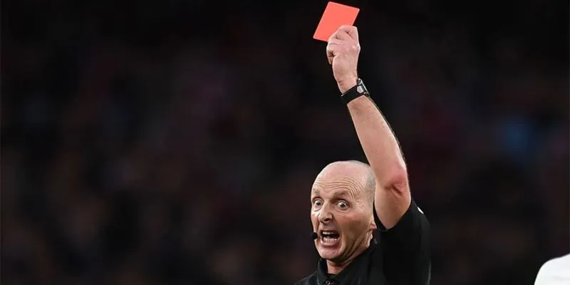 Thẻ đỏ được áp dụng cho các cầu thủ vi phạm lỗi nghiêm trọng. 